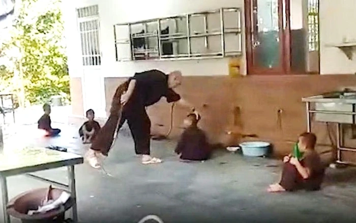 Yêu cầu truy rõ trách nhiệm trong vụ đánh đập 5 chú tiểu ở chùa Bầu Yêu cầu truy rõ trách nhiệm trong vụ đánh đập 5 chú tiểu ở chùa Bầu