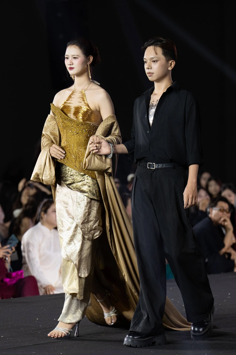 “Ngọc Nữ Trời Nam”- bộ sưu tập thời trang ấn tượng của NTK trẻ Đỗ Quang Trường “Ngọc Nữ Trời Nam”- bộ sưu tập thời trang ấn tượng của NTK trẻ Đỗ Quang Trường