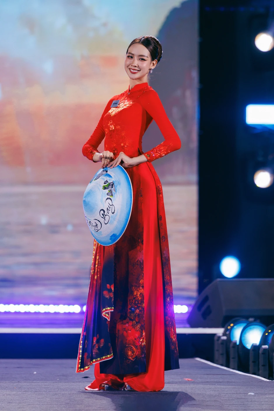 111 người đẹp trình diễn áo dài tại đêm khai mạc Miss World 2026 ở Việt Nam 111 người đẹp trình diễn áo dài tại đêm khai mạc Miss World 2026 ở Việt Nam