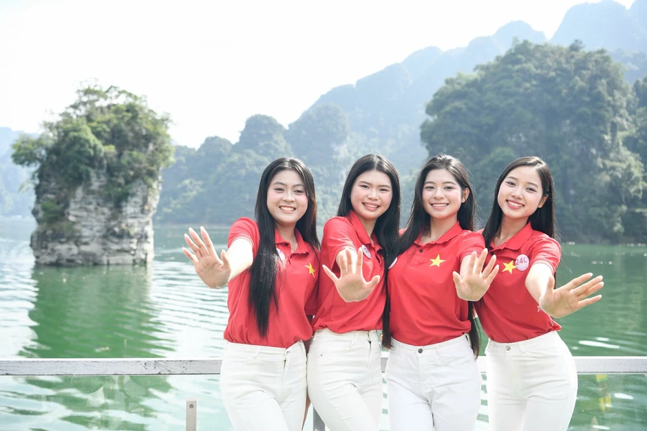 53 cô gái Hoa hậu Việt Nam ngỡ ngàng trước cảnh sắc hồ Na Hang