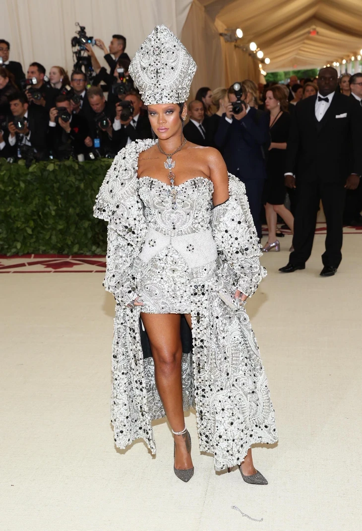 9 bộ cánh gây tranh cãi nhất lịch sử Met Gala 9 bộ cánh gây tranh cãi nhất lịch sử Met Gala