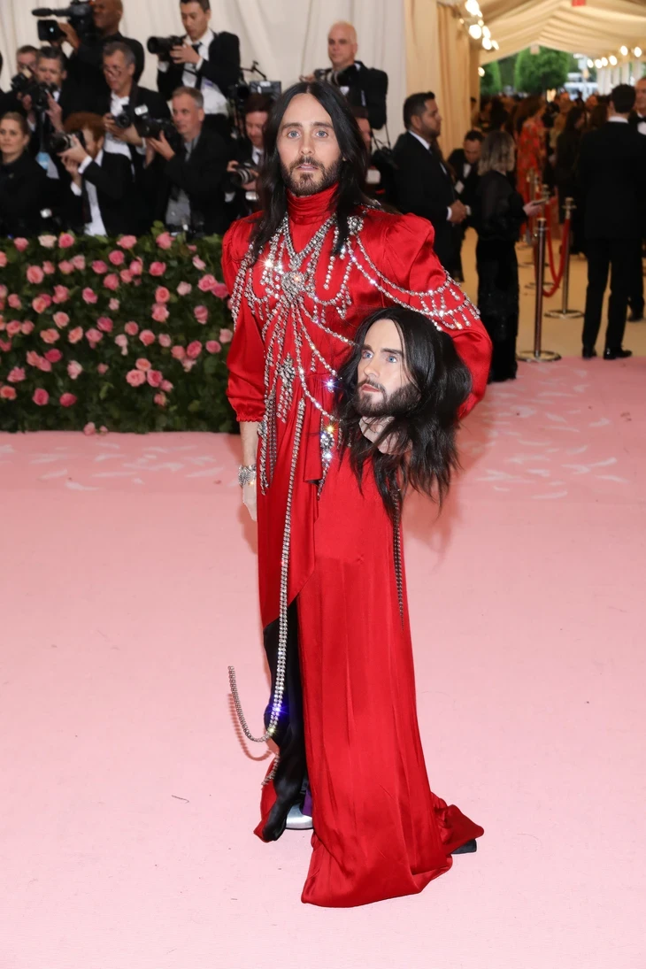 9 bộ cánh gây tranh cãi nhất lịch sử Met Gala 9 bộ cánh gây tranh cãi nhất lịch sử Met Gala