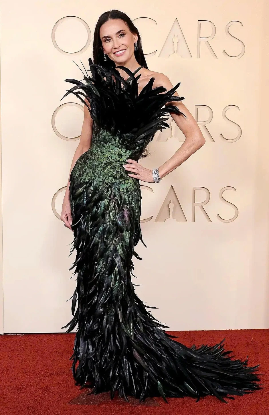 Anne Hathaway, Emma Stone và dàn mỹ nhân đọ sắc trên thảm đỏ Oscar 2026