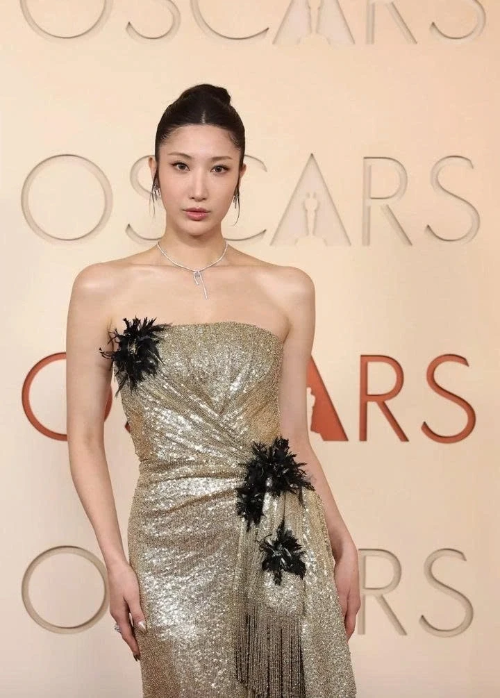 Anne Hathaway, Emma Stone và dàn mỹ nhân đọ sắc trên thảm đỏ Oscar 2026