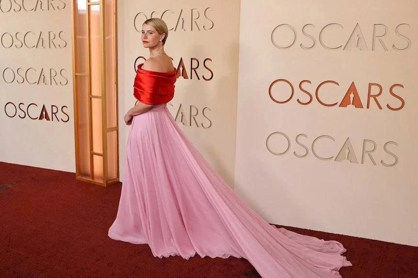 Anne Hathaway, Emma Stone và dàn mỹ nhân đọ sắc trên thảm đỏ Oscar 2026