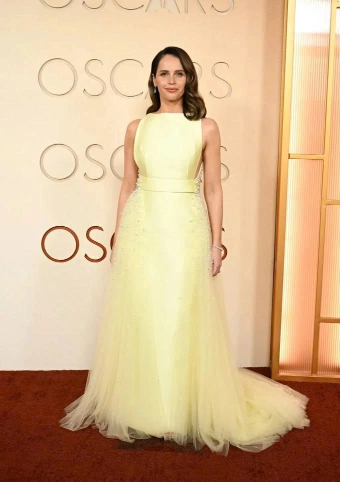 Anne Hathaway, Emma Stone và dàn mỹ nhân đọ sắc trên thảm đỏ Oscar 2026