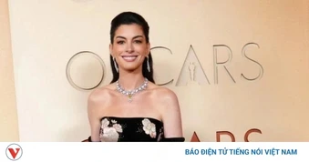 Anne Hathaway, Emma Stone và dàn mỹ nhân đọ sắc trên thảm đỏ Oscar 2026