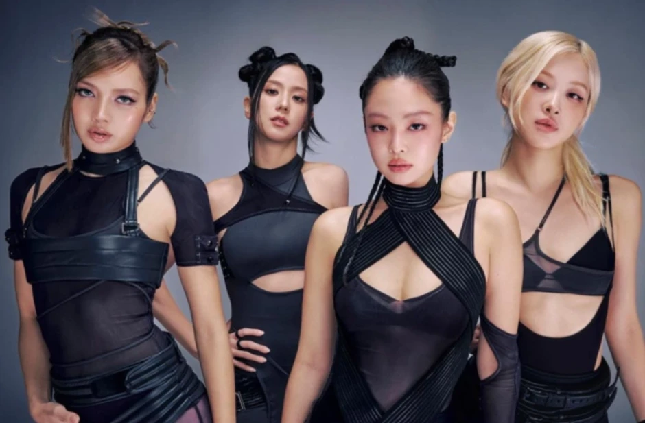 Blackpink mặc đồ phong cách vị lai của nhà mốt Việt