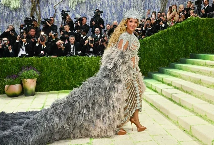 Bộ cánh triệu USD đưa Beyoncé trở thành “nữ hoàng” Met Gala 2026 Bộ cánh triệu USD đưa Beyoncé trở thành “nữ hoàng” Met Gala 2026