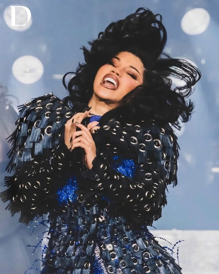 Bộ trang phục 3 trong 1 của Cardi B được Đỗ Long thiết kế trong 7 ngày Bộ trang phục 3 trong 1 của Cardi B được Đỗ Long thiết kế trong 7 ngày