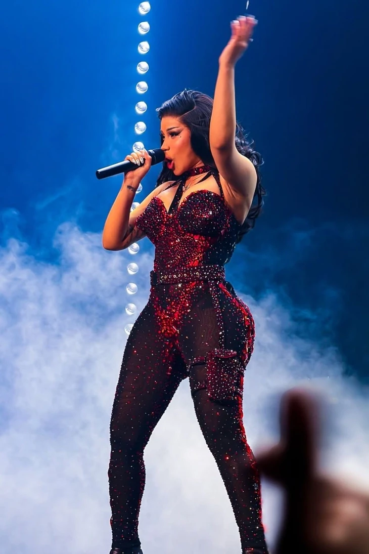 Bộ trang phục 3 trong 1 của Cardi B được Đỗ Long thiết kế trong 7 ngày Bộ trang phục 3 trong 1 của Cardi B được Đỗ Long thiết kế trong 7 ngày