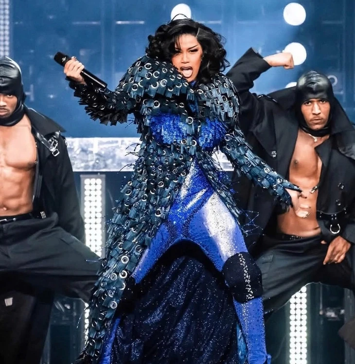 Bộ trang phục 3 trong 1 của Cardi B được Đỗ Long thiết kế trong 7 ngày Bộ trang phục 3 trong 1 của Cardi B được Đỗ Long thiết kế trong 7 ngày
