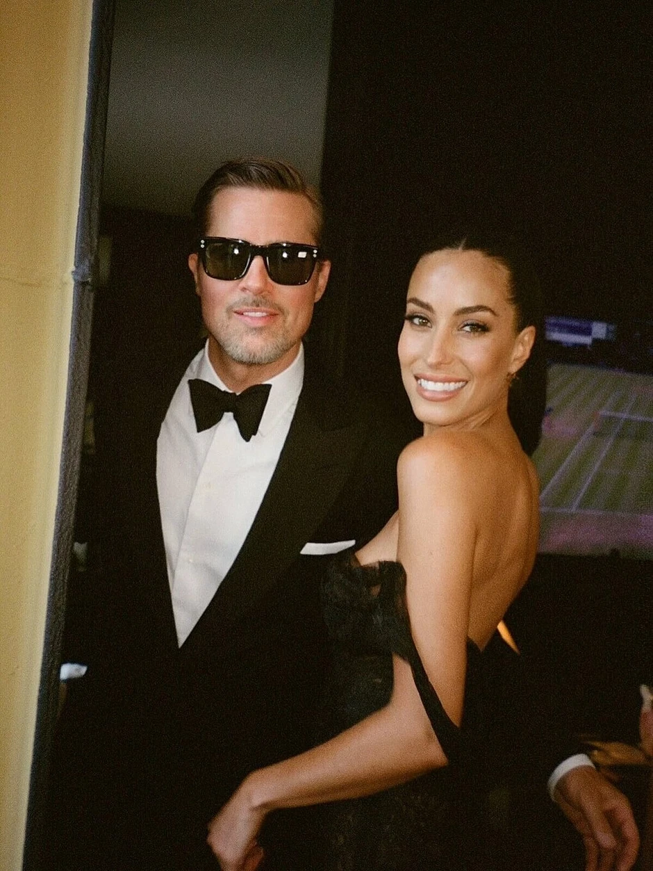 Brad Pitt và bạn gái mặc đồng điệu tại đám cưới Taylor Swift Brad Pitt và bạn gái mặc đồng điệu tại đám cưới Taylor Swift