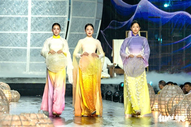 Các hoa hậu 'kể chuyện di sản' trên phố đi bộ Nguyễn Huệ trong Lễ hội Áo dài TP.HCM Các hoa hậu 'kể chuyện di sản' trên phố đi bộ Nguyễn Huệ trong Lễ hội Áo dài TP.HCM