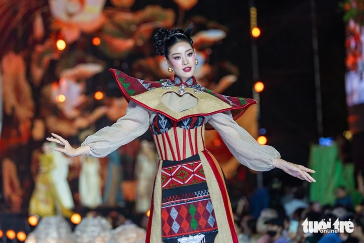 Các hoa hậu 'kể chuyện di sản' trên phố đi bộ Nguyễn Huệ trong Lễ hội Áo dài TP.HCM Các hoa hậu 'kể chuyện di sản' trên phố đi bộ Nguyễn Huệ trong Lễ hội Áo dài TP.HCM