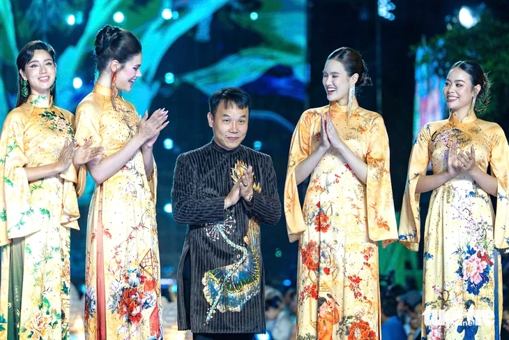 Các hoa hậu 'kể chuyện di sản' trên phố đi bộ Nguyễn Huệ trong Lễ hội Áo dài TP.HCM Các hoa hậu 'kể chuyện di sản' trên phố đi bộ Nguyễn Huệ trong Lễ hội Áo dài TP.HCM