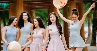 Các mỹ nhân Miss World lội bùn, mò cua bắt ốc ở Hải Phòng