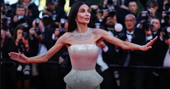 Cánh tay gầy gò của Demi Moore và hồi chuông cảnh báo về chuẩn đẹp độc hại