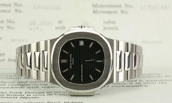 Chiếc đồng hồ thép đắt hơn vàng của Patek Philippe