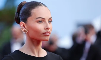 'Cô gái đẹp nhất thế giới' diện váy tôn đường cong ở Cannes