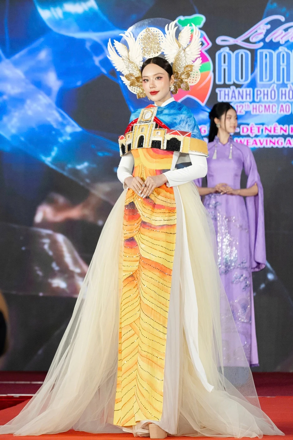 Đại sứ áo dài Nguyễn Thanh Hà, Tô Diệp Hà mang cả chợ Bến Thành đến lễ hội Đại sứ áo dài Nguyễn Thanh Hà, Tô Diệp Hà mang cả chợ Bến Thành đến lễ hội