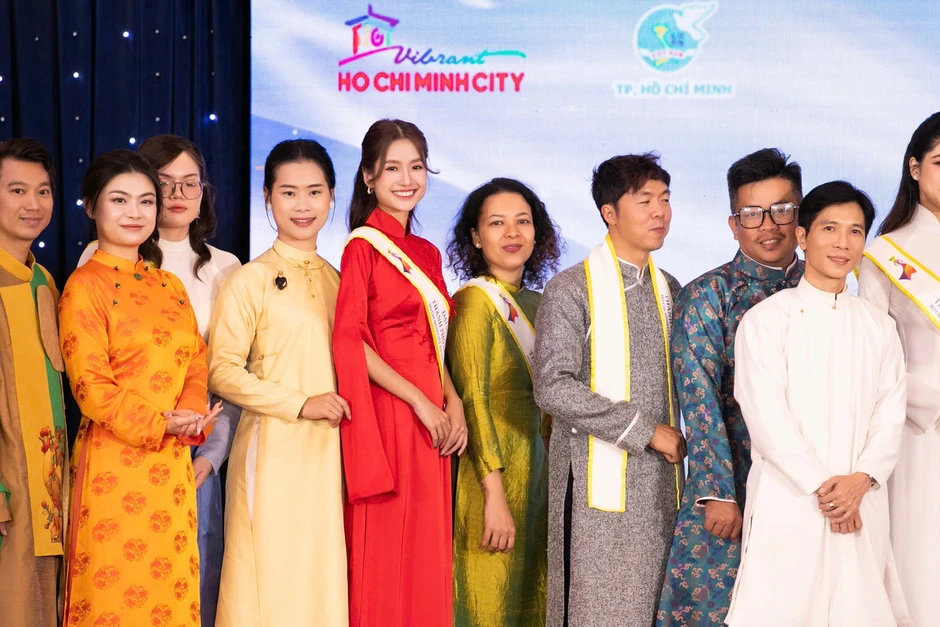 Đại sứ áo dài Nguyễn Thanh Hà, Tô Diệp Hà mang cả chợ Bến Thành đến lễ hội Đại sứ áo dài Nguyễn Thanh Hà, Tô Diệp Hà mang cả chợ Bến Thành đến lễ hội