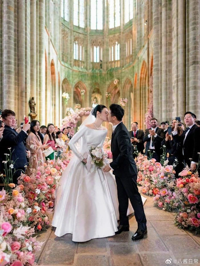 Đám cưới xa hoa của siêu mẫu nội y và thiếu gia tỷ phú trong lâu đài ở Pháp Đám cưới xa hoa của siêu mẫu nội y và thiếu gia tỷ phú trong lâu đài ở Pháp