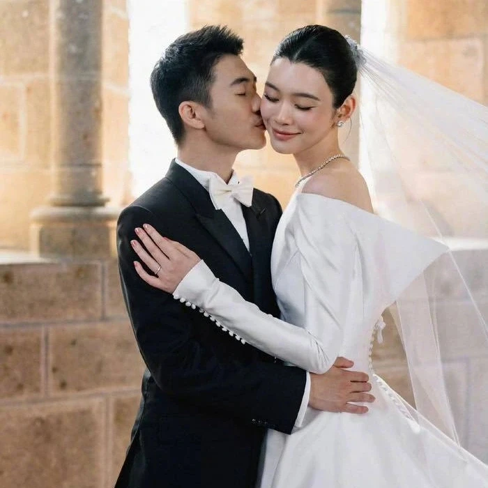 Đám cưới xa hoa của siêu mẫu nội y và thiếu gia tỷ phú trong lâu đài ở Pháp Đám cưới xa hoa của siêu mẫu nội y và thiếu gia tỷ phú trong lâu đài ở Pháp