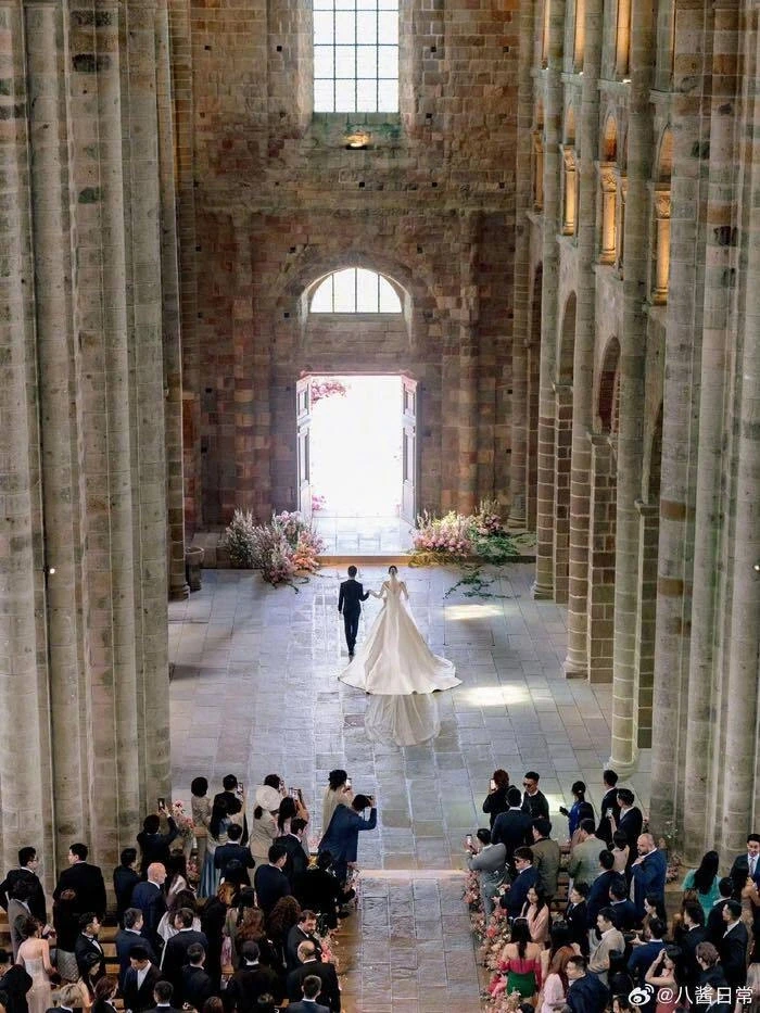 Đám cưới xa hoa của siêu mẫu nội y và thiếu gia tỷ phú trong lâu đài ở Pháp Đám cưới xa hoa của siêu mẫu nội y và thiếu gia tỷ phú trong lâu đài ở Pháp