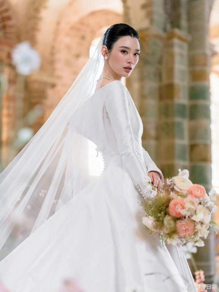 Đám cưới xa hoa của siêu mẫu nội y và thiếu gia tỷ phú trong lâu đài ở Pháp Đám cưới xa hoa của siêu mẫu nội y và thiếu gia tỷ phú trong lâu đài ở Pháp