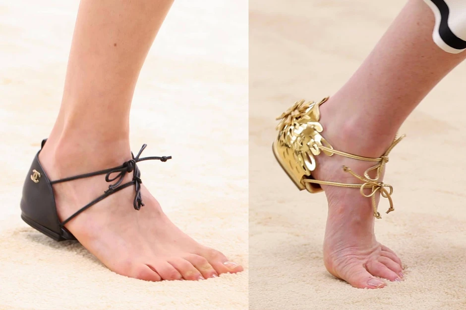 Đôi sandal chỉ có “nửa bàn chân” giá 30 triệu đồng gây tranh cãi Đôi sandal chỉ có “nửa bàn chân” giá 30 triệu đồng gây tranh cãi