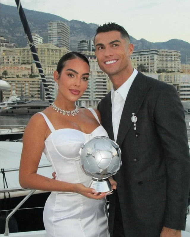 Đồng hồ hàng chục tỷ đồng trên cổ tay của C. Ronaldo và vợ sắp cưới