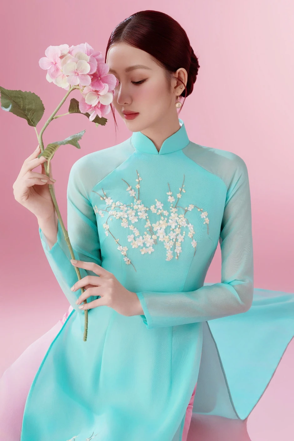 Đường đua áo dài sau Tết