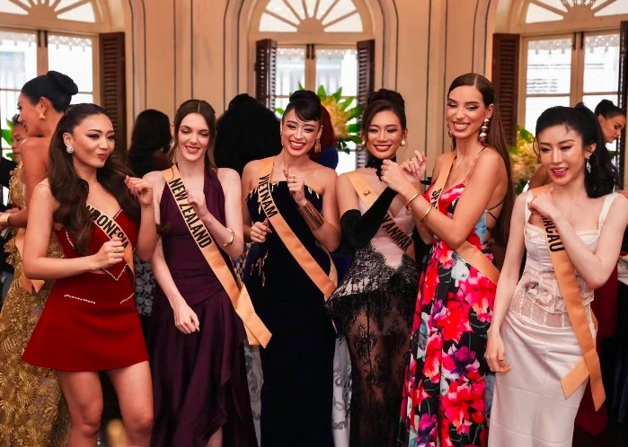 Emoura Phạm xử lý khéo khi suýt ngã trên sân khấu Miss Grand International