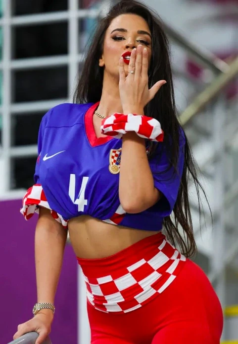 Fan nữ gợi cảm nhất World Cup “thiêu đốt” khán đài với trang phục táo bạo Fan nữ gợi cảm nhất World Cup “thiêu đốt” khán đài với trang phục táo bạo