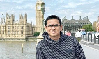 Gu mặc của huyền thoại bóng đá Thái Lan Kiatisuk