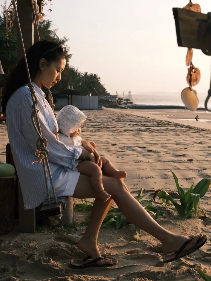 Gu mặc của Ng&ocirc; Thanh V&acirc;n khi l&agrave;m mẹ