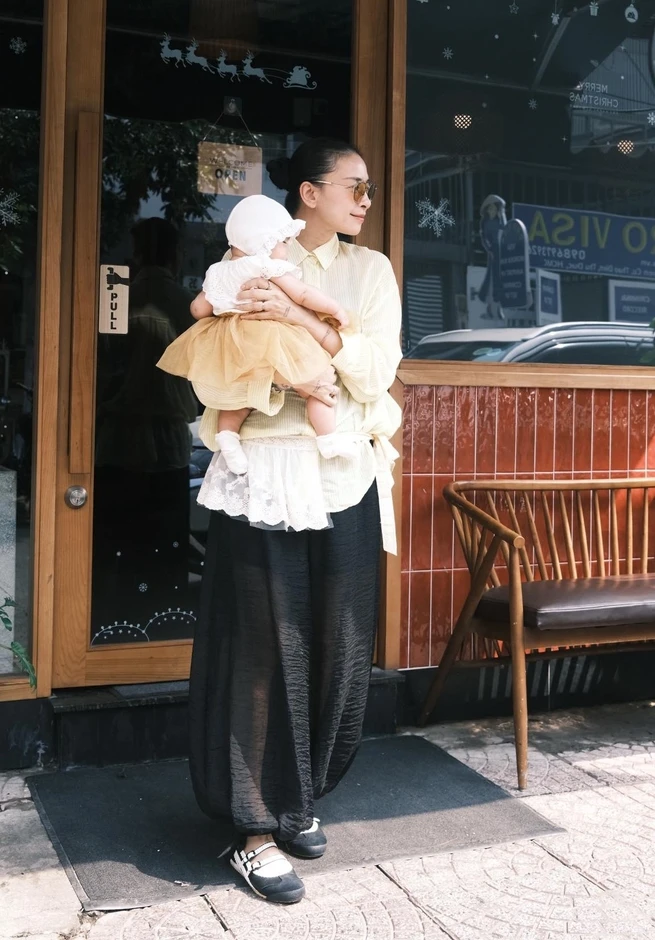 Gu mặc của Ng&ocirc; Thanh V&acirc;n khi l&agrave;m mẹ