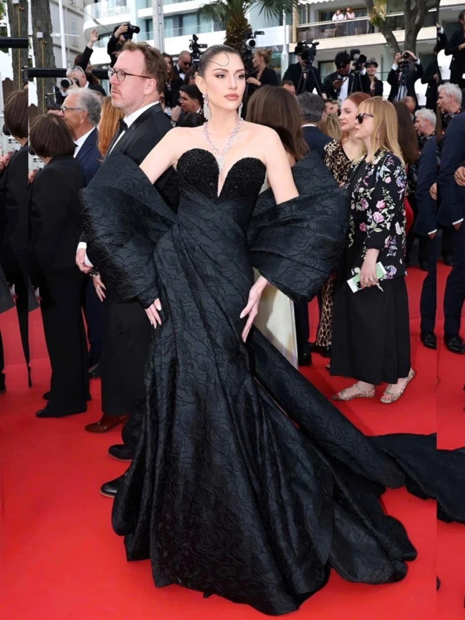 'Hoa hậu của các hoa hậu' diện đầm Lê Thanh Hòa ở Cannes 'Hoa hậu của các hoa hậu' diện đầm Lê Thanh Hòa ở Cannes