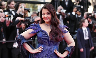 'Hoa hậu đẹp nhất thế giới' diện đầm xẻ ngực ở Cannes