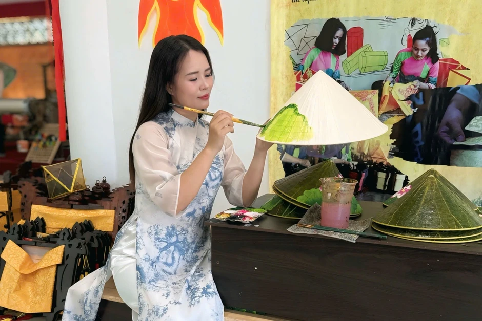 Hoa hậu Ngọc Thanh vẽ nón lá quảng bá văn hóa Huế Hoa hậu Ngọc Thanh vẽ nón lá quảng bá văn hóa Huế