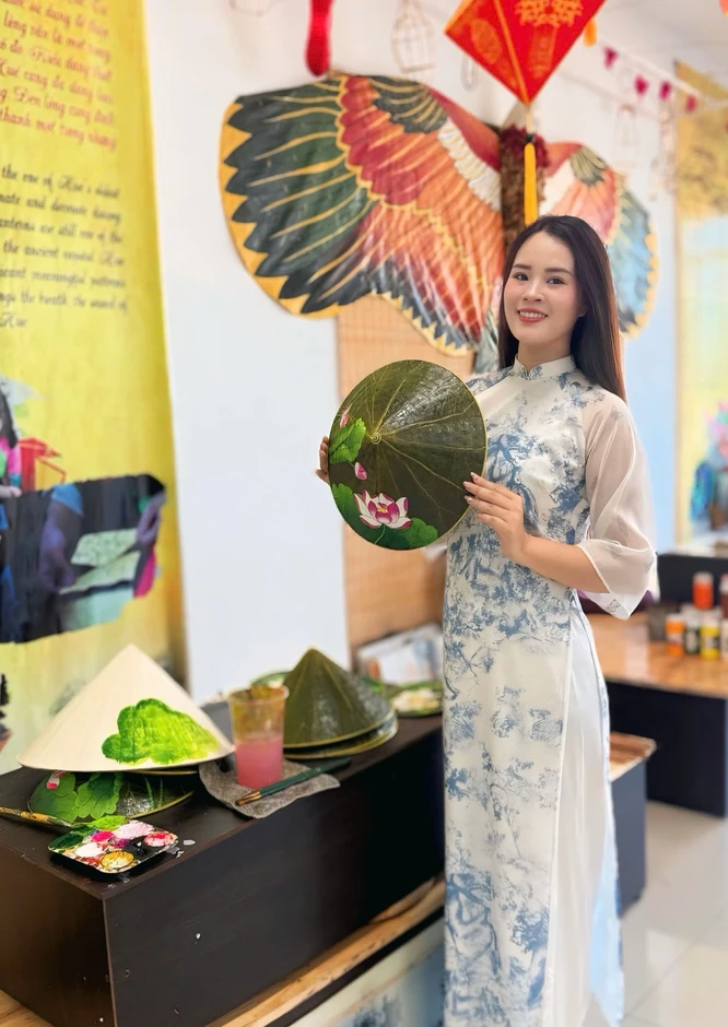 Hoa hậu Ngọc Thanh vẽ nón lá quảng bá văn hóa Huế Hoa hậu Ngọc Thanh vẽ nón lá quảng bá văn hóa Huế