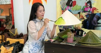 Hoa hậu Ngọc Thanh vẽ nón lá quảng bá văn hóa Huế