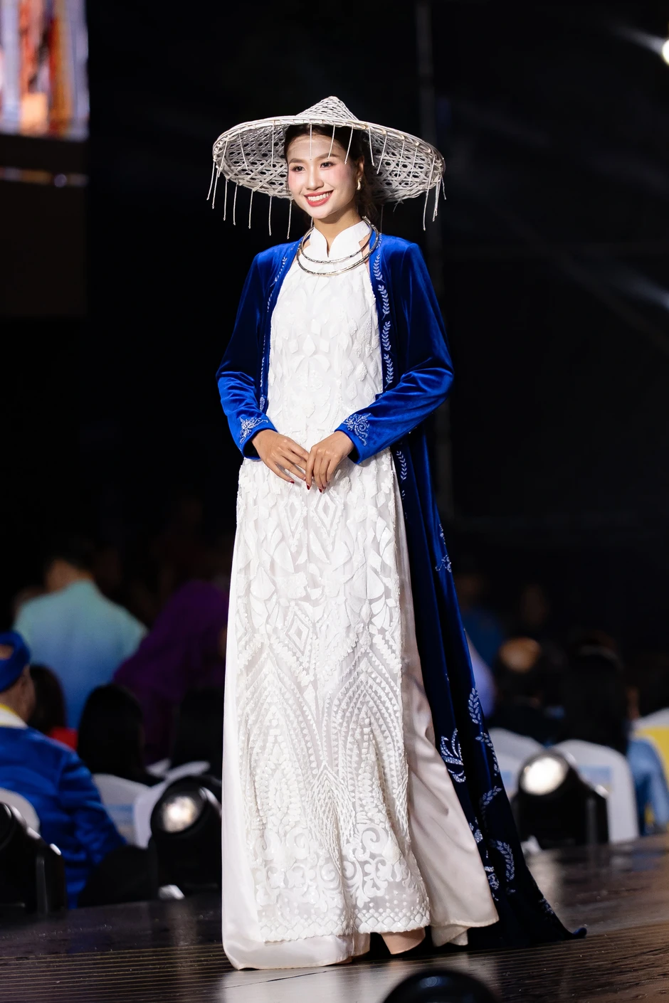 Hoa hậu Nguyễn Thanh Hà diễn vedette tại Lễ hội Áo dài TPHCM Hoa hậu Nguyễn Thanh Hà diễn vedette tại Lễ hội Áo dài TPHCM