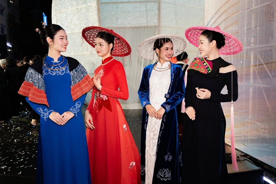 Hoa hậu Nguyễn Thanh Hà diễn vedette tại Lễ hội Áo dài TPHCM Hoa hậu Nguyễn Thanh Hà diễn vedette tại Lễ hội Áo dài TPHCM