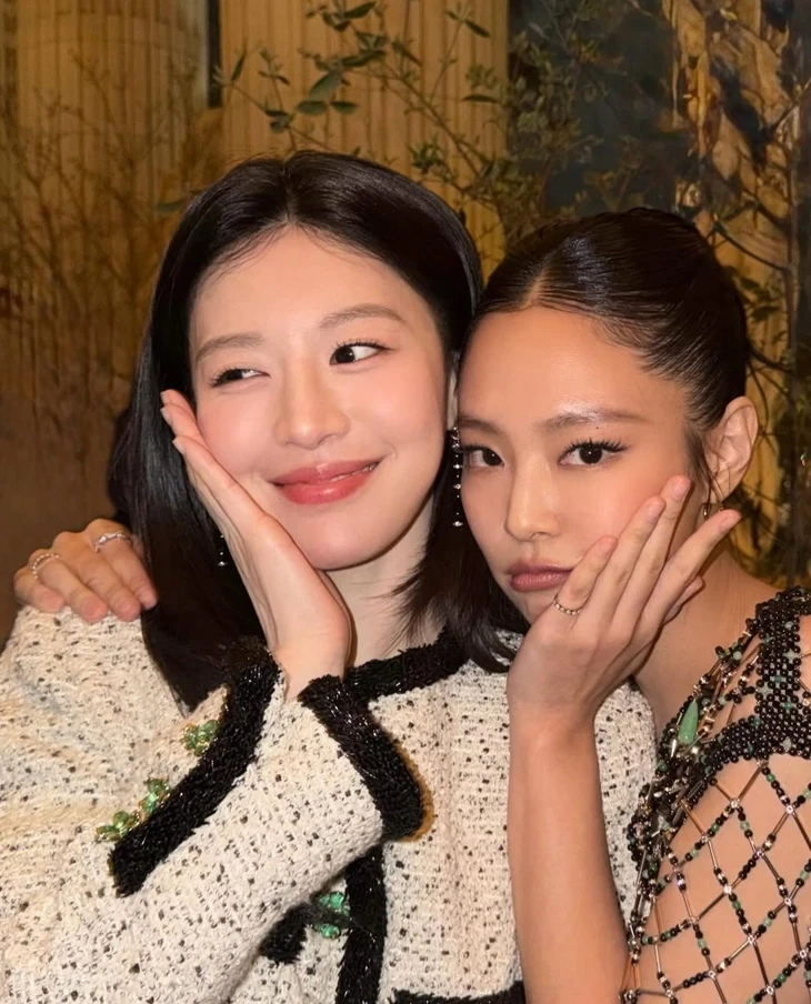 Jennie BlackPink gây sốt tại show diễn Chanel Jennie BlackPink gây sốt tại show diễn Chanel