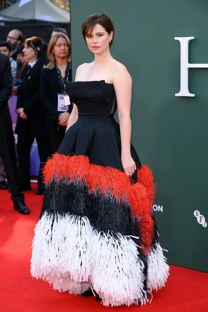 Jessie Buckley: Ngôi sao 'càn quét' mùa giải thưởng và thời trang thảm đỏ Jessie Buckley: Ngôi sao 'càn quét' mùa giải thưởng và thời trang thảm đỏ