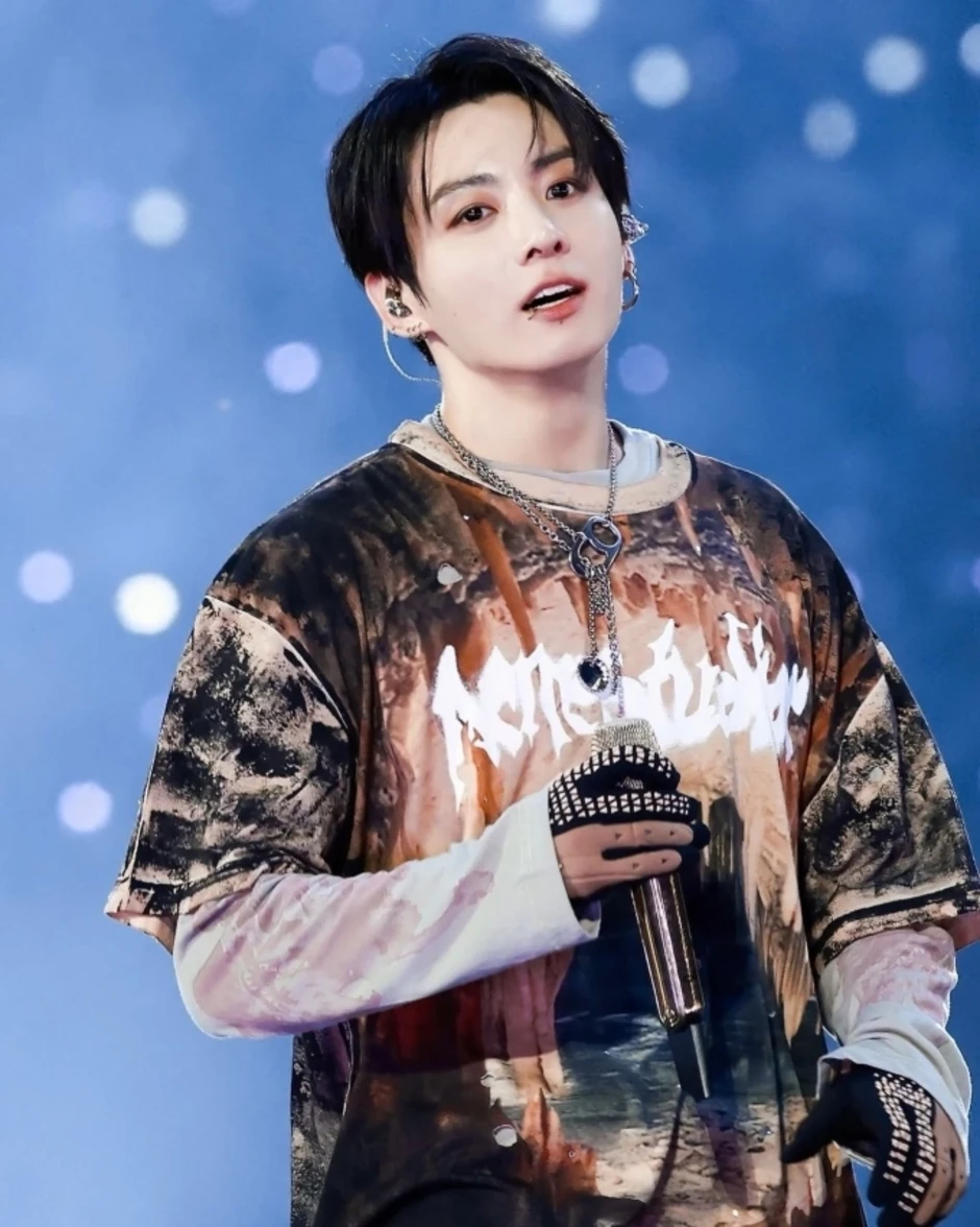 Jungkook diện mốt quần rách của nhà thiết kế Việt Jungkook diện mốt quần rách của nhà thiết kế Việt