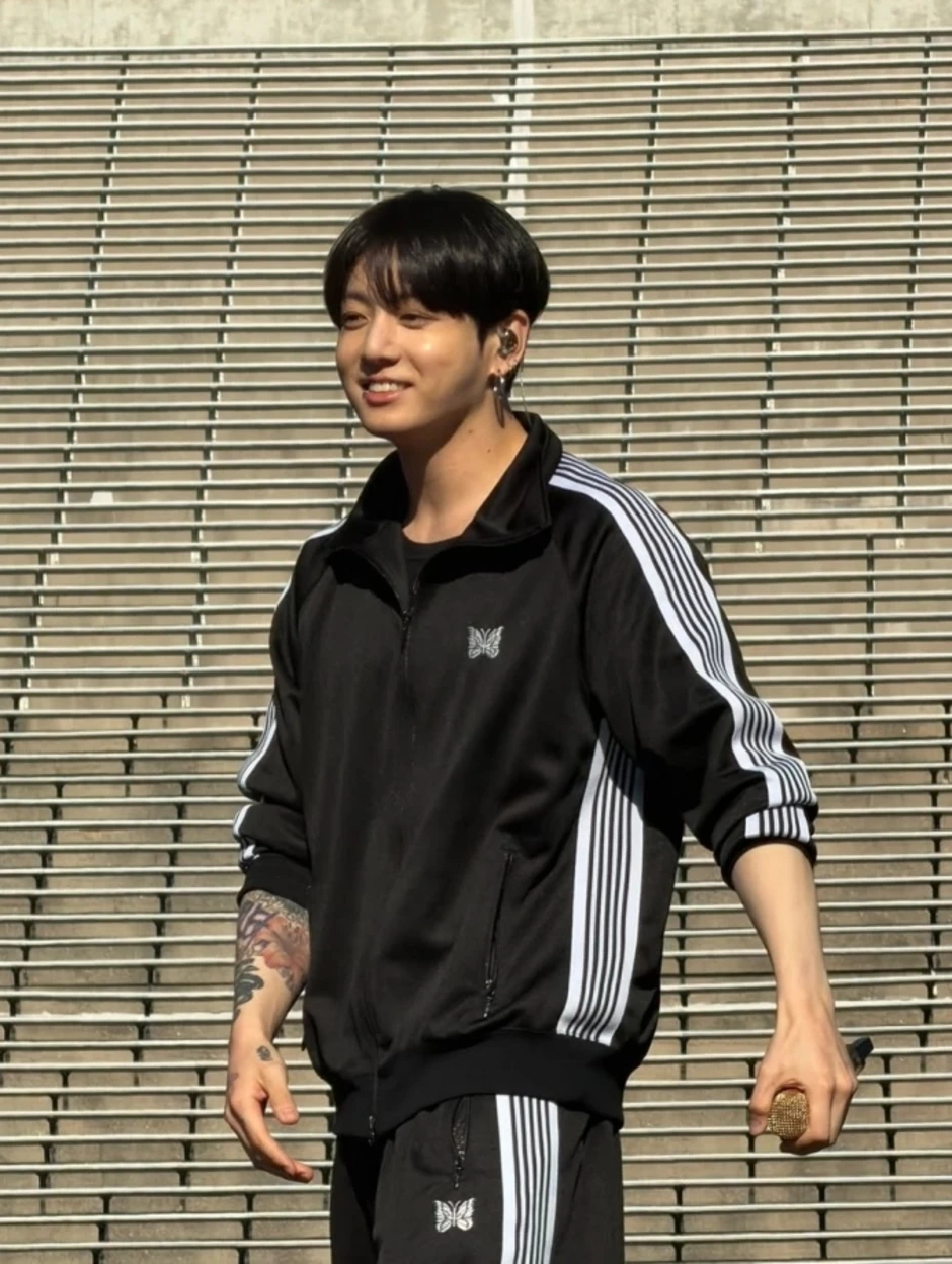 Jungkook diện mốt quần rách của nhà thiết kế Việt Jungkook diện mốt quần rách của nhà thiết kế Việt
