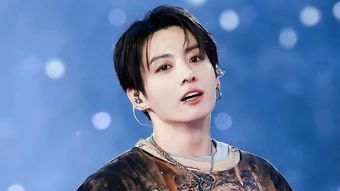 Jungkook diện mốt quần rách của nhà thiết kế Việt